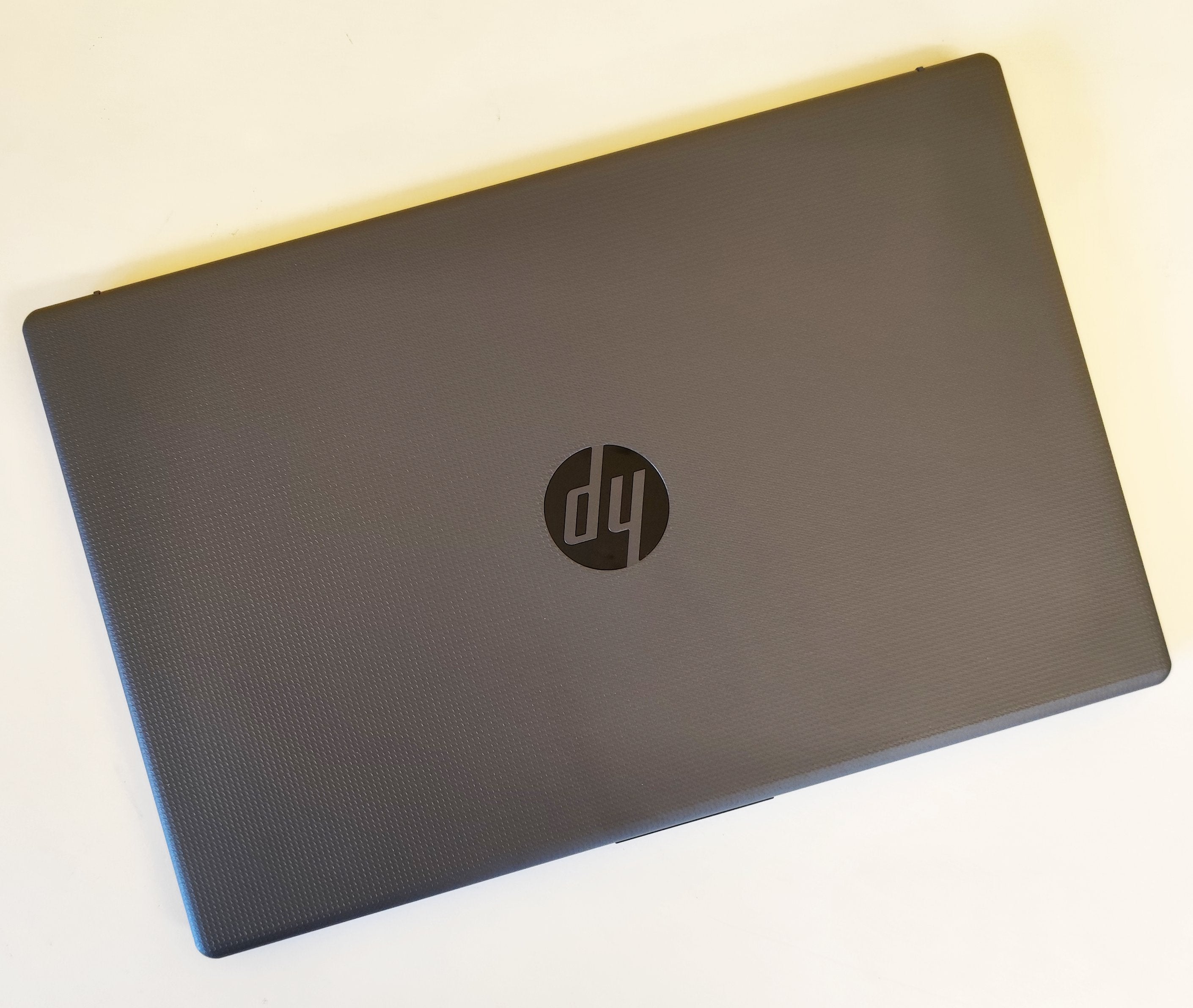 Vista dall’alto del notebook HP 250 G10 chiuso, con logo HP centrale e superficie testurizzata grigia. Vista dall’alto del notebook HP 250 G10 chiuso, con logo HP centrale e superficie testurizzata grigia.